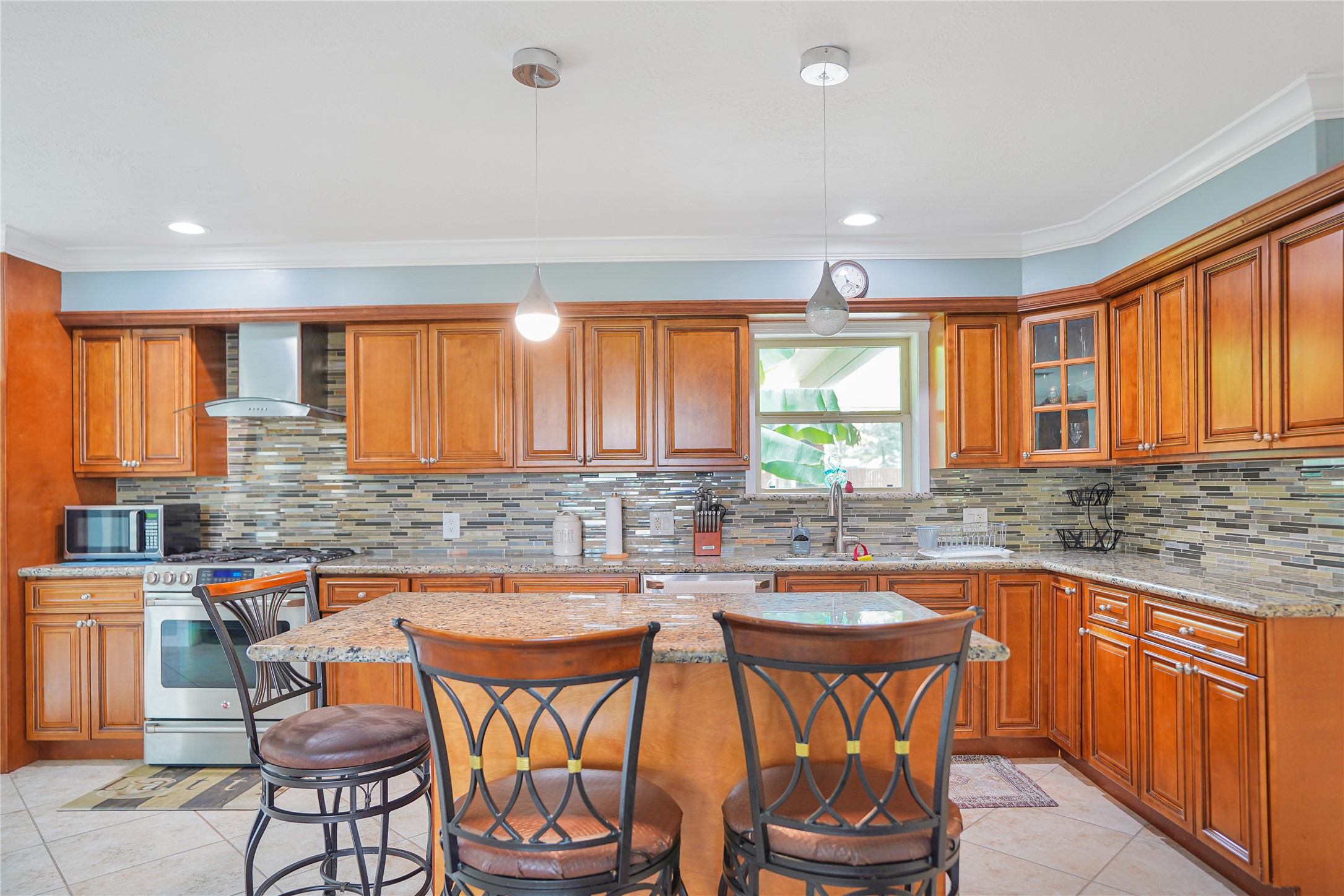 4920 Almeda Genoa Road Houston, TX 77048 - Photo 8 of 29 a kitchen with a table and chairs in it