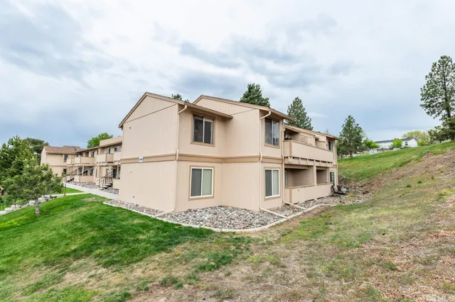 a view of a house with a backyard