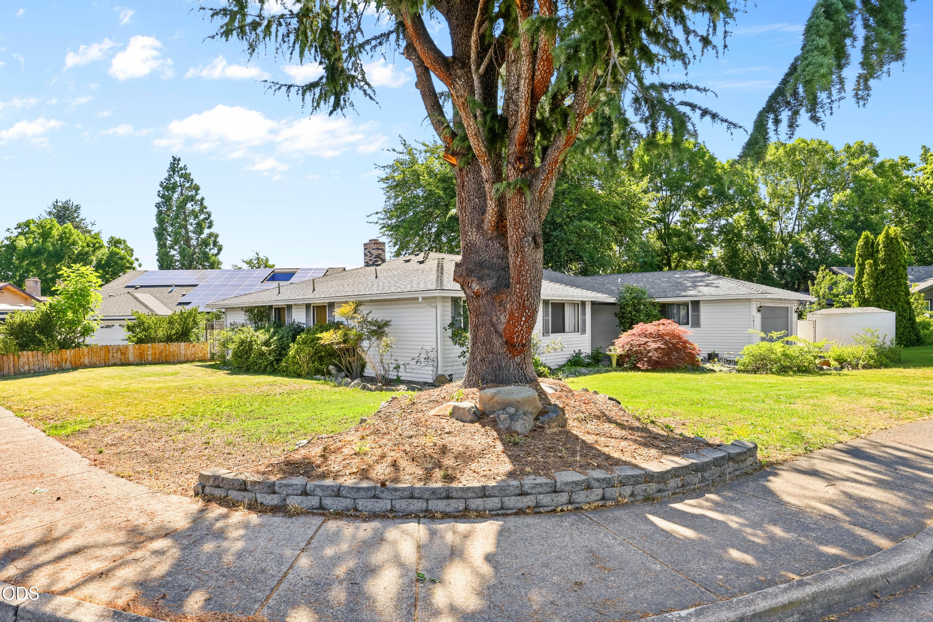 2951 Barclay Road Medford, OR 97504 - Photo 3 of 37