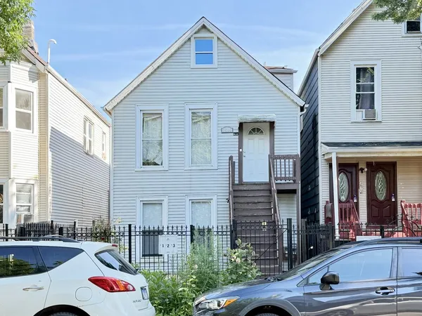 $2,195 | 3511 West Dickens Avenue, Unit 1, Chicago, IL 60647
