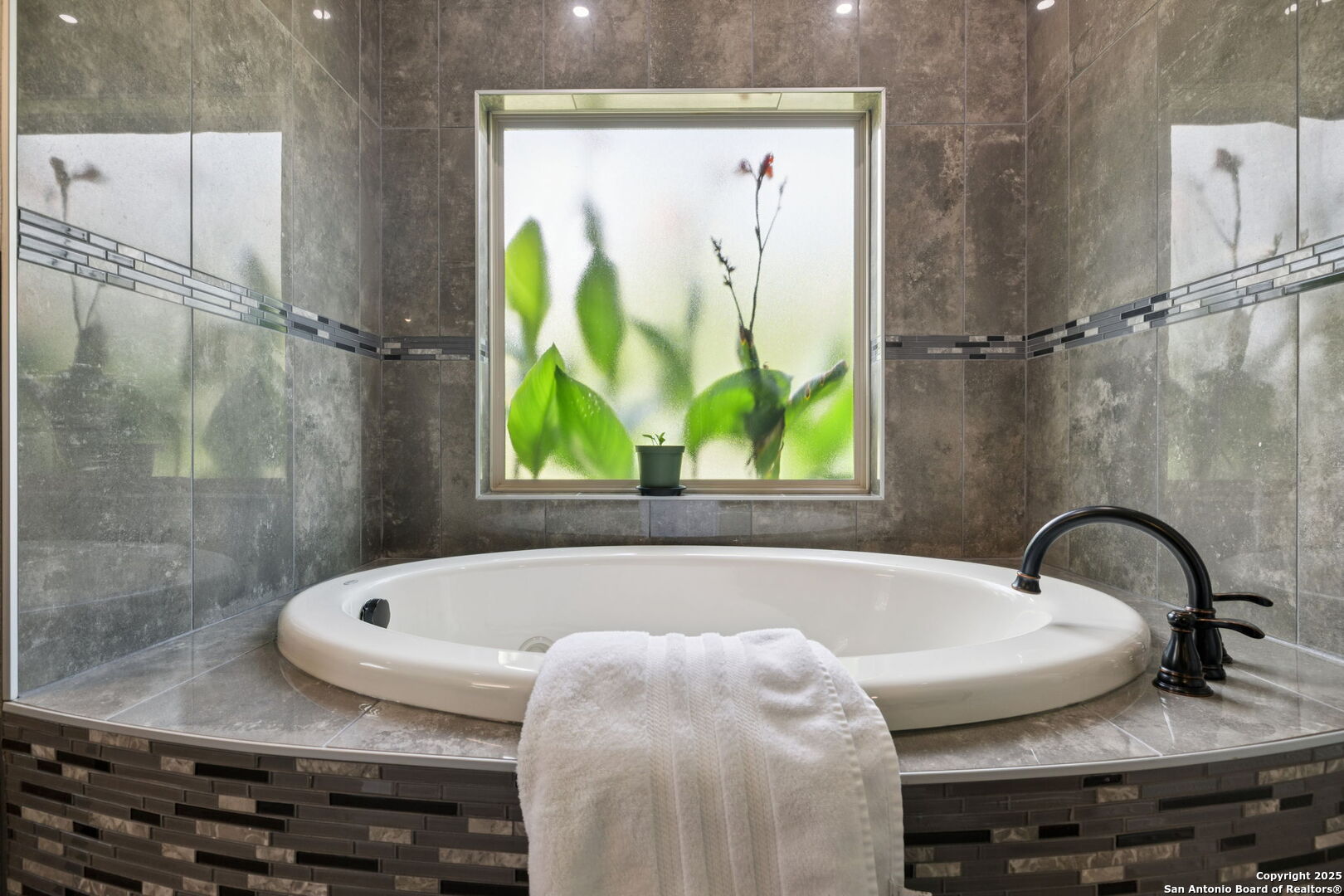 450 Georg Oaks Bulverde, TX 78163 - Photo 20 of 41 a bath tub sitting next to a window