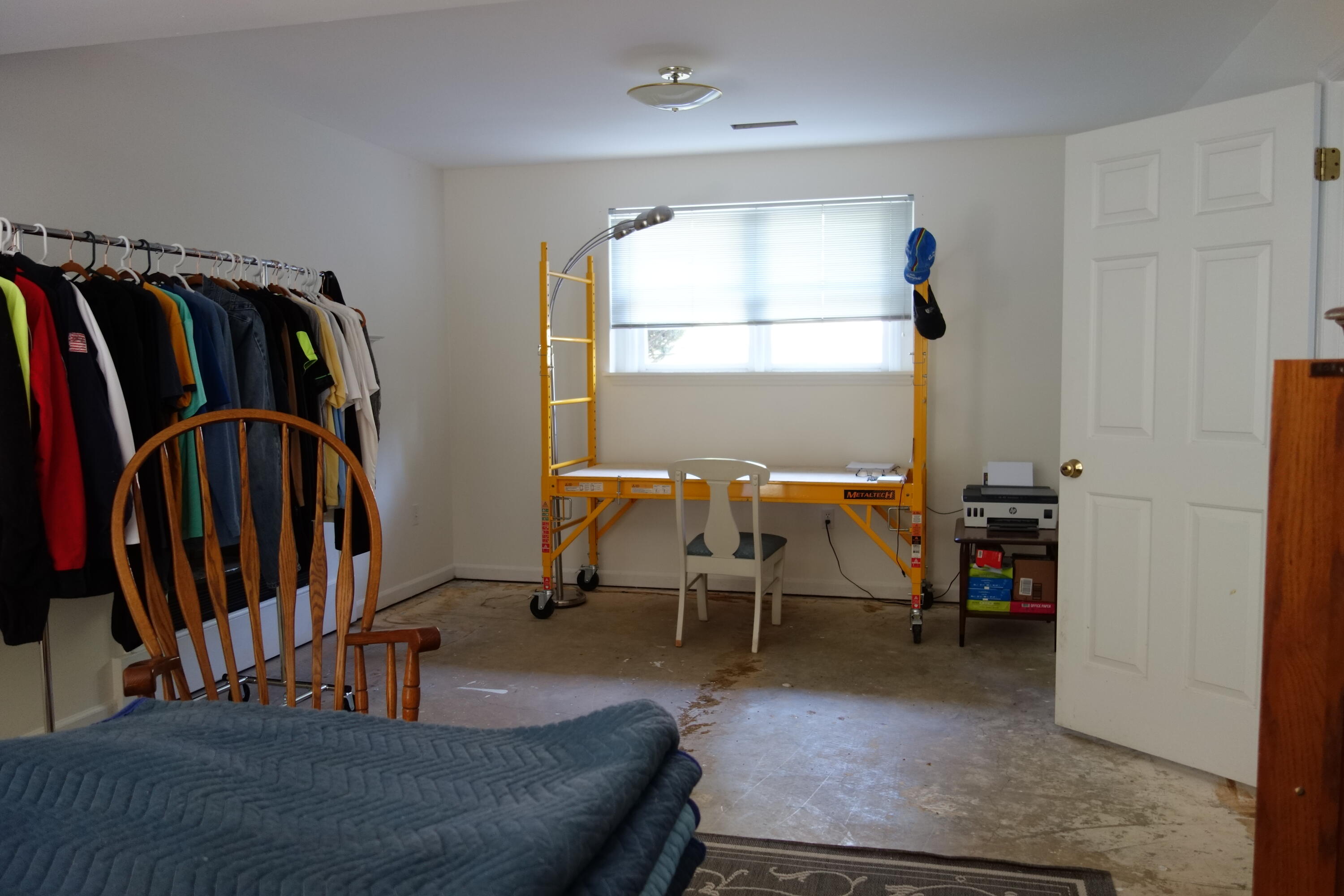 3356 Kenwick Trail Roanoke, VA 24018 - Photo 21 of 39 a living room with a couch and a window
