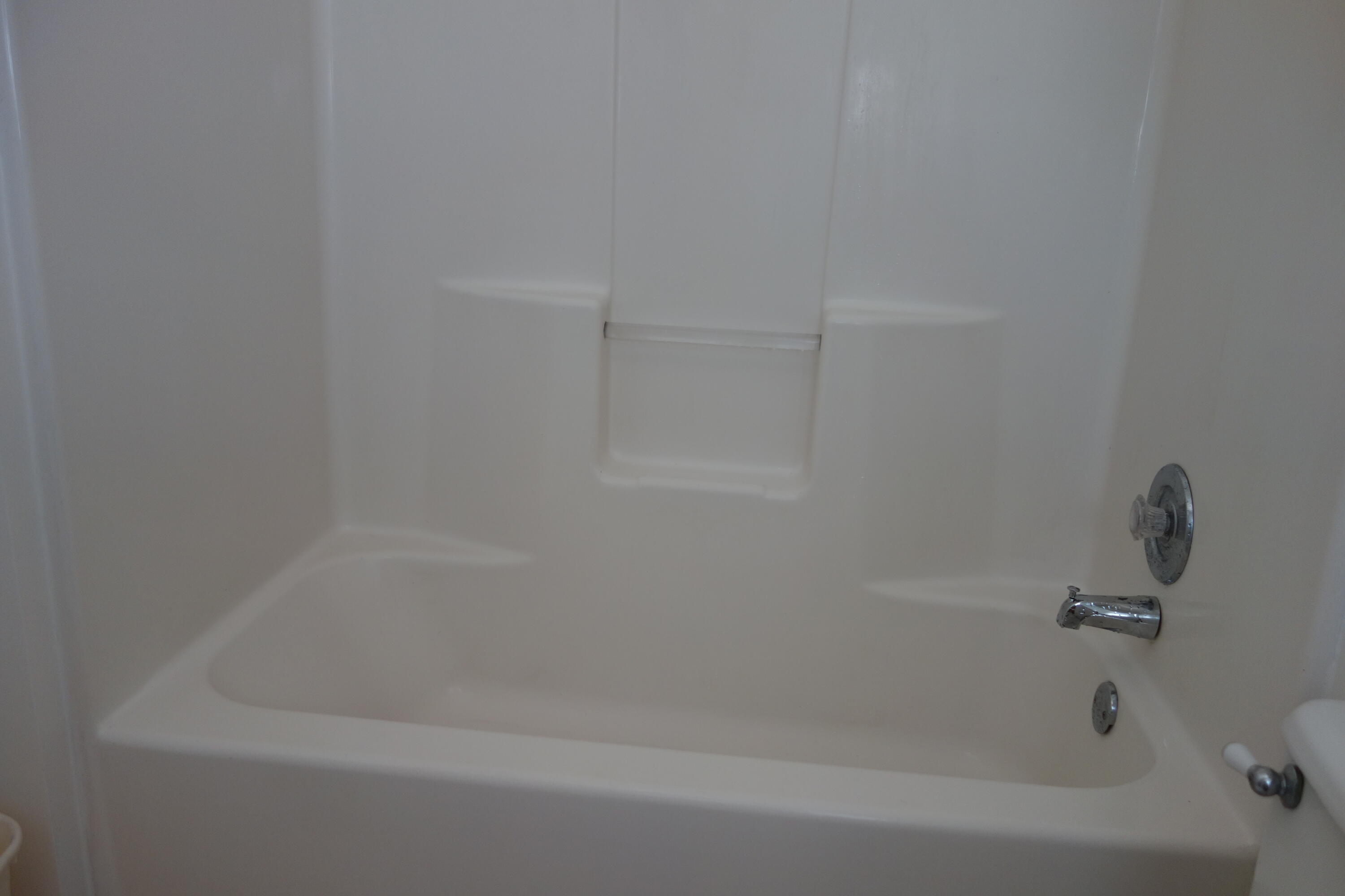 3356 Kenwick Trail Roanoke, VA 24018 - Photo 25 of 39 a close up of a bathtub