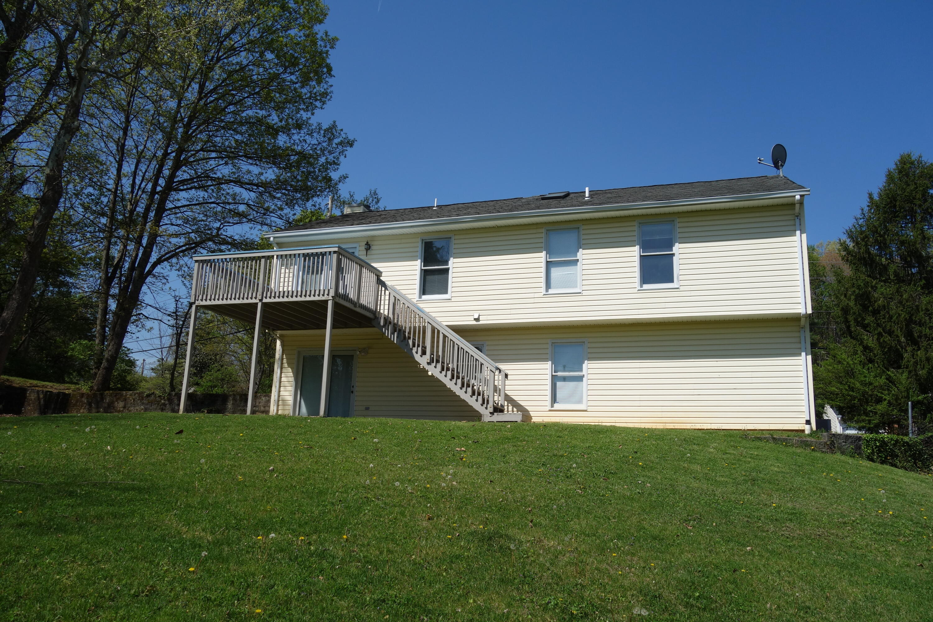3356 Kenwick Trail Roanoke, VA 24018 - Photo 36 of 39 a front view of house with yard and green space