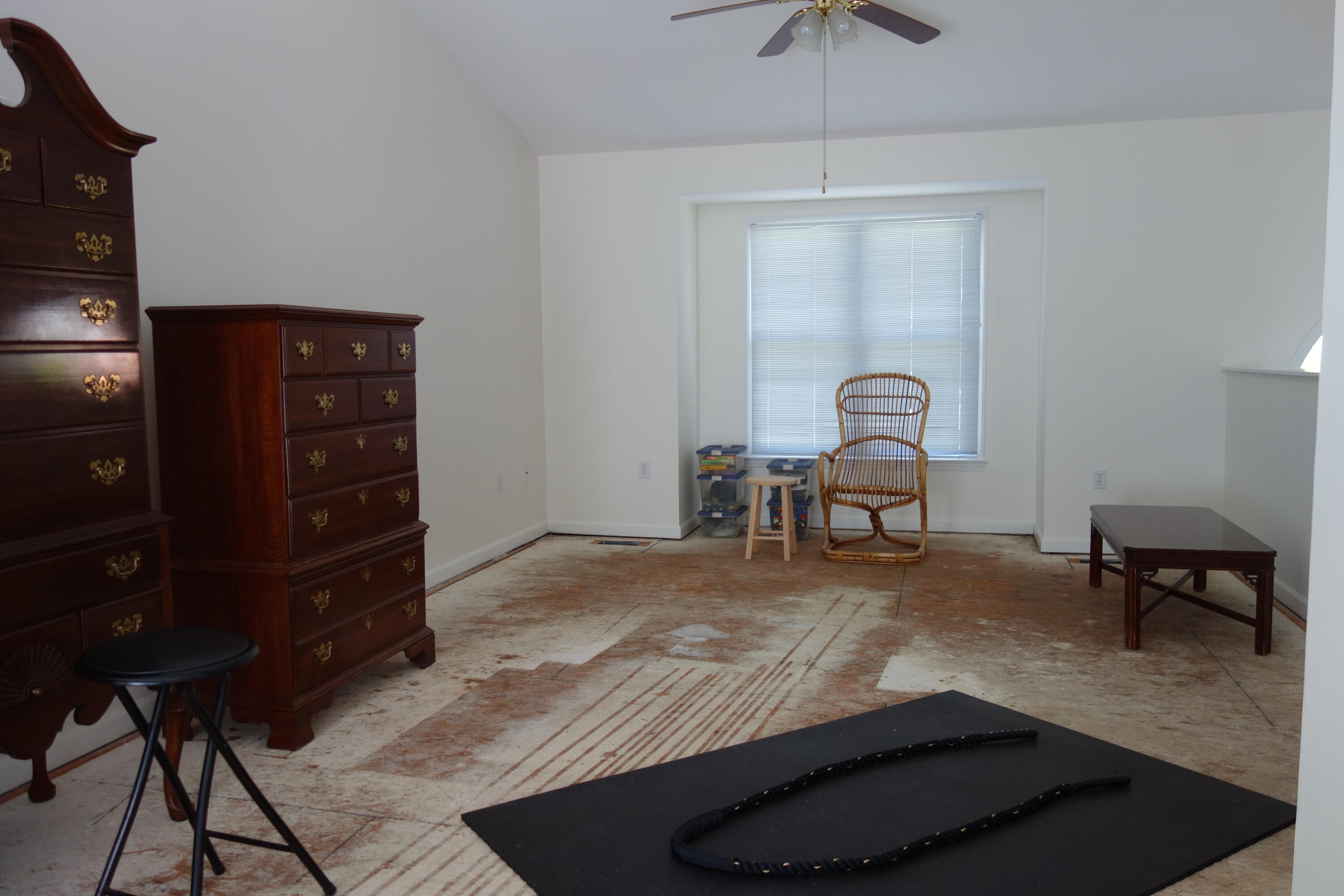 3356 Kenwick Trail Roanoke, VA 24018 - Photo 4 of 39 a living room with furniture and a chandelier