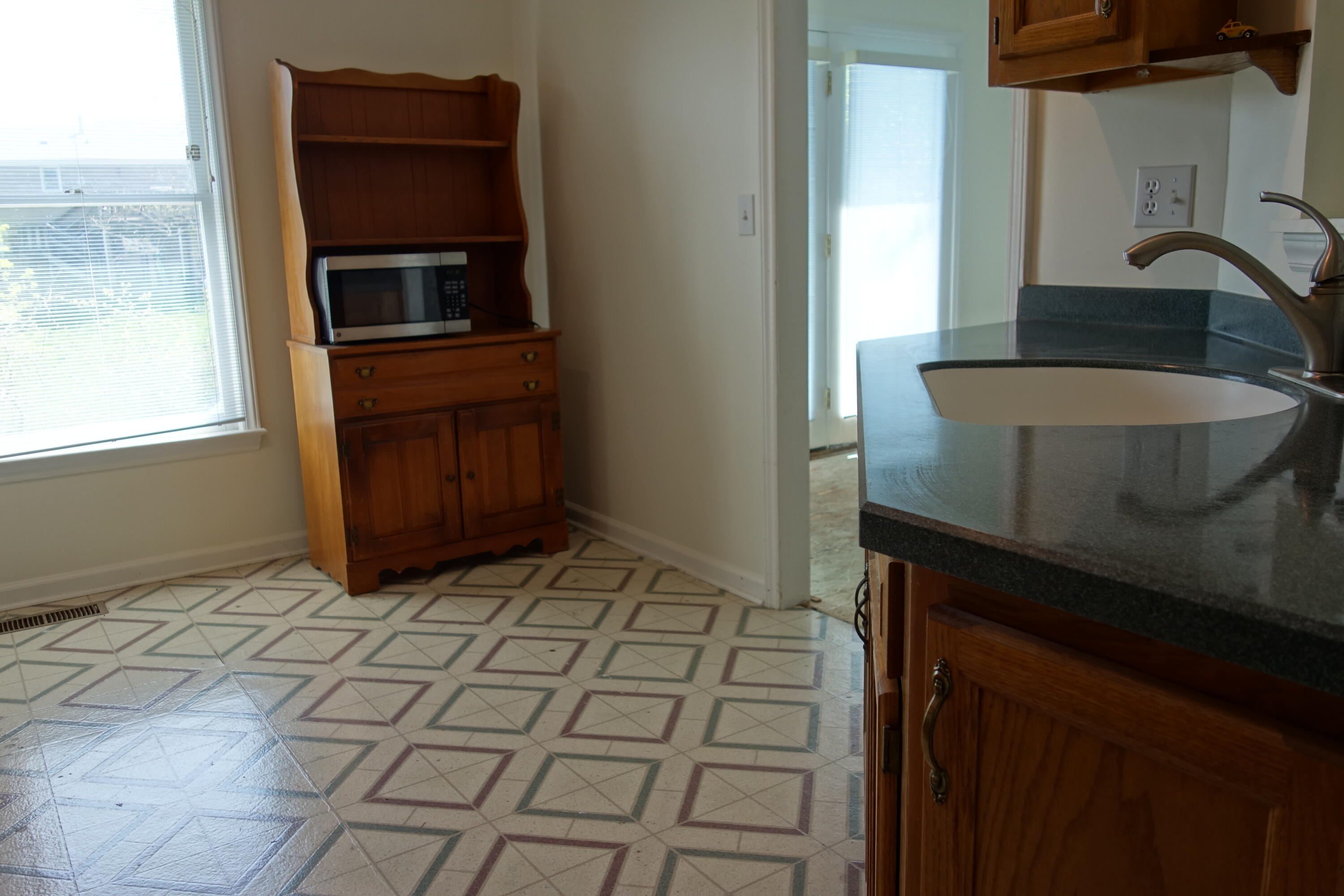 3356 Kenwick Trail Roanoke, VA 24018 - Photo 10 of 39 a room with a table and a microwave