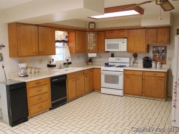 9937 Bell Fountain Road Dawson, IL 62520 - Photo 4 of 24 Gallery Image 4