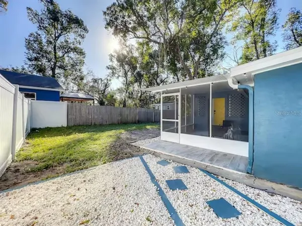 a view of back yard of the house
