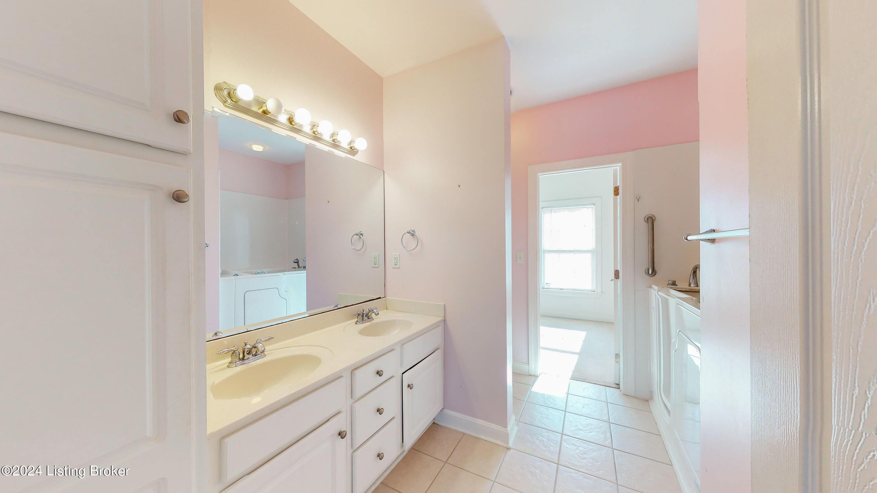 9508 Rustling Tree Way, Unit 101 Louisville, KY 40291 - Photo 14 of 44 Primary Bath