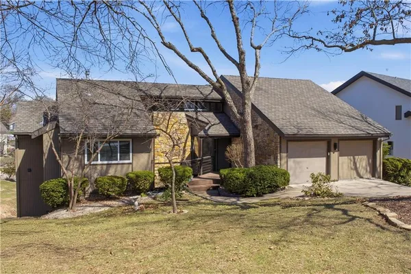 $925,000 | 222 Northwest Locust Street, Lee's Summit, MO 64064