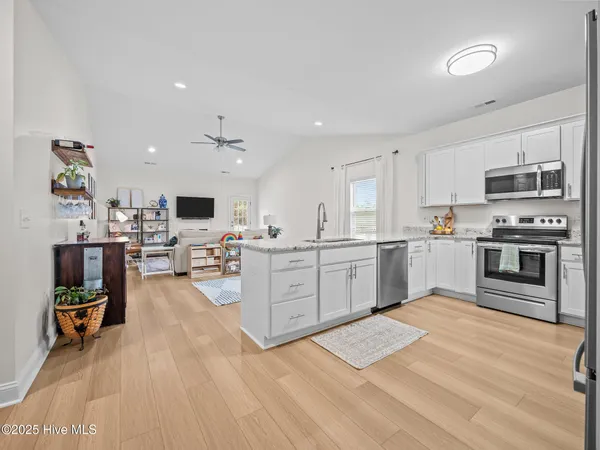 $2,250 | 102 Moonstone Court, Jacksonville, NC 28546