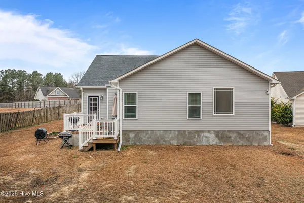 $2,250 | 102 Moonstone Court, Jacksonville, NC 28546