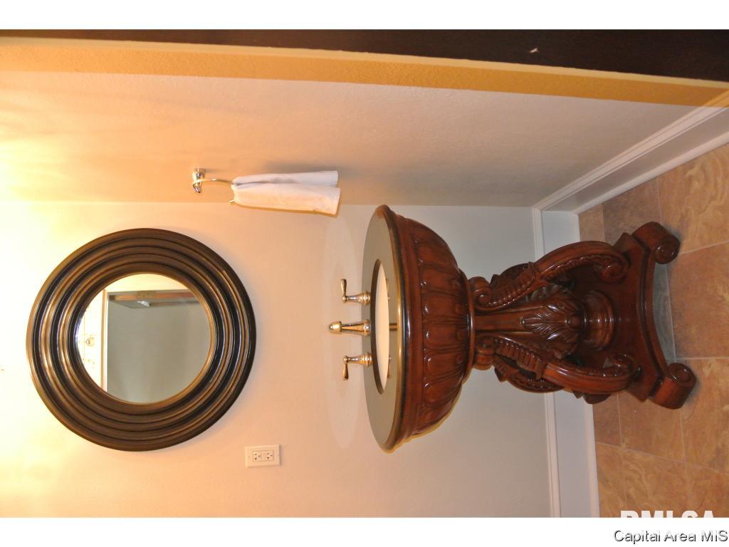 1611 Mound Road Jacksonville, IL 62650 - Photo 27 of 35 Gallery Image 27