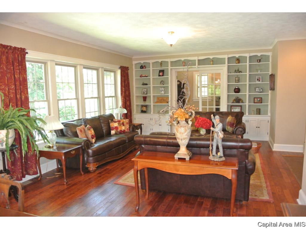 1611 Mound Road Jacksonville, IL 62650 - Photo 9 of 35 Gallery Image 9