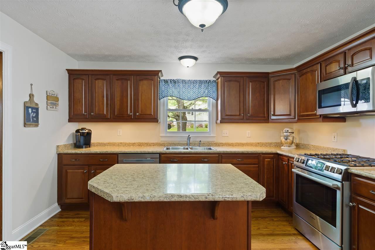 120 Willis Road Taylors, SC 29687 - Photo 8 of 36 Gallery Image 8