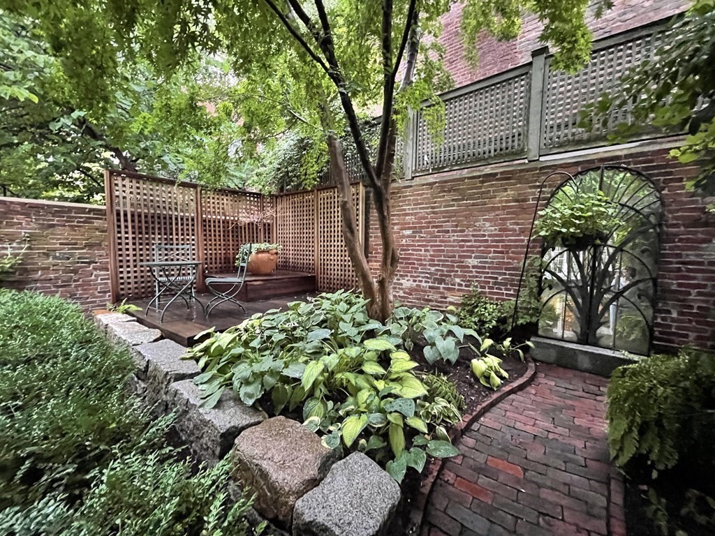17 West Cedar Street Boston, MA 02108 - Photo 11 of 42 a backyard of a house with lots of green space