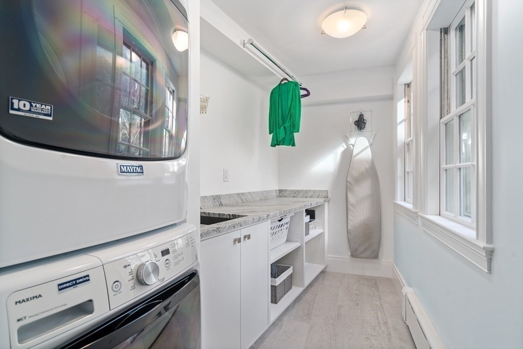 17 West Cedar Street Boston, MA 02108 - Photo 25 of 42 a kitchen with a stove and a mirror