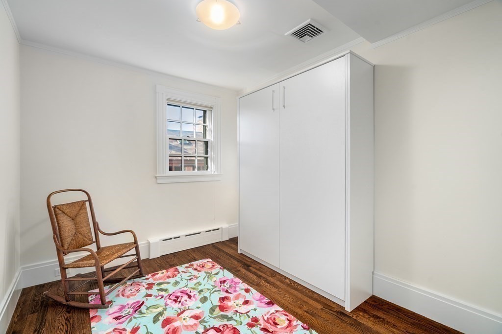 17 West Cedar Street Boston, MA 02108 - Photo 33 of 42 a room with chair and window