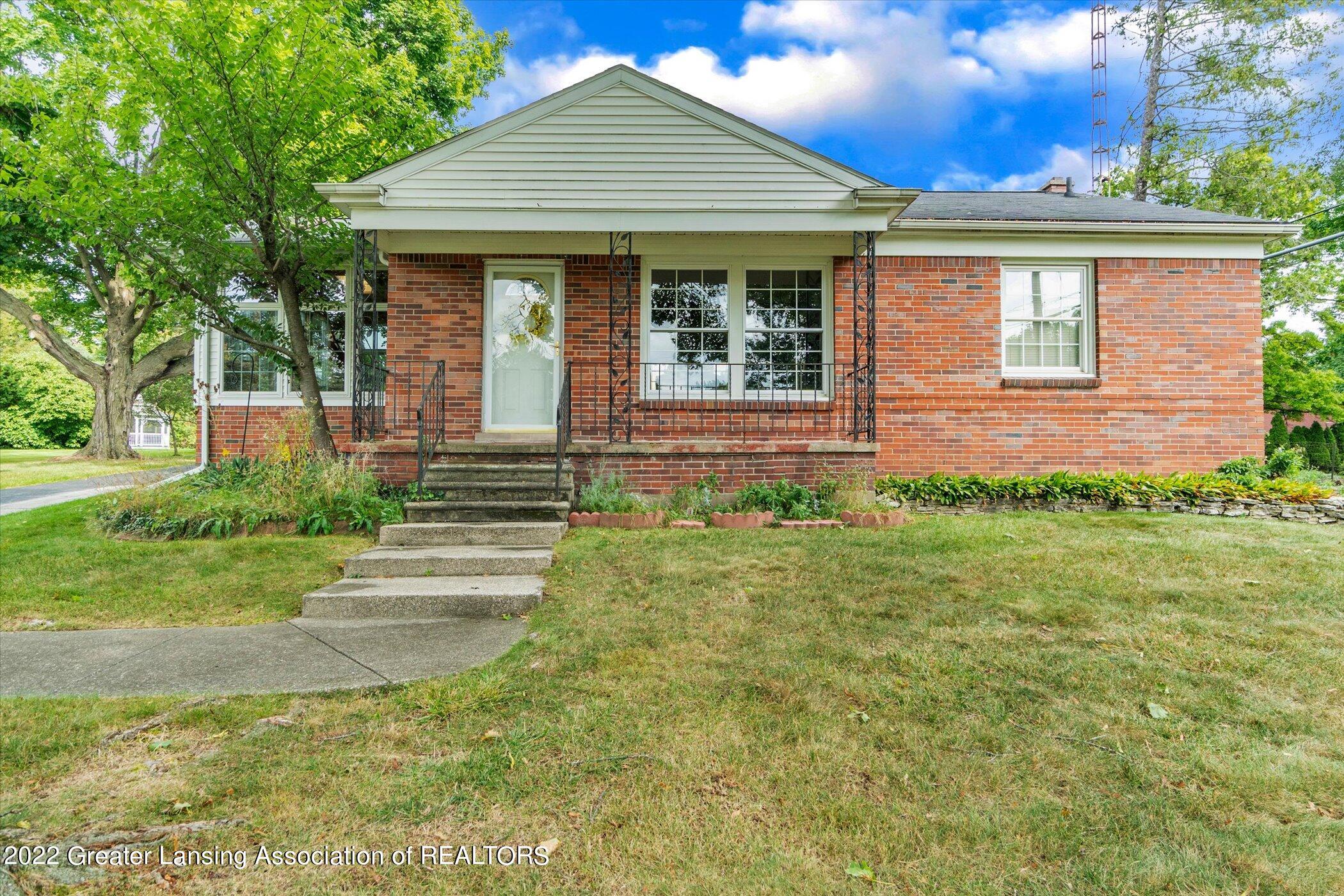 2212 Pembroke Road Lansing, MI 48906 - Photo 2 of 34 Exterior Front