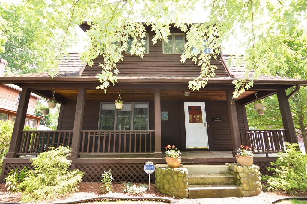 73 Castle Street Springfield, MA 01118 - Photo 2 of 30 a front view of a house with garden