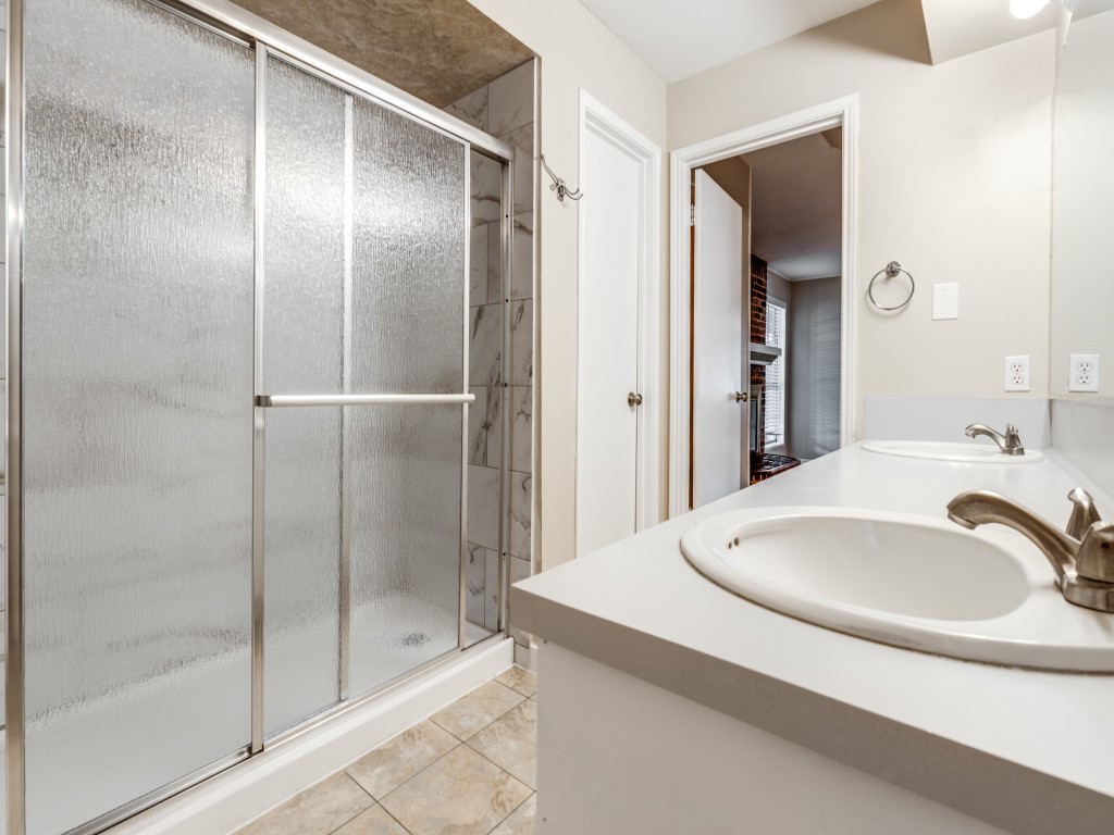 2403 Pecan Wood Lane Rosenberg, TX 77471 - Photo 15 of 25 a bathroom with a bathtub and shower