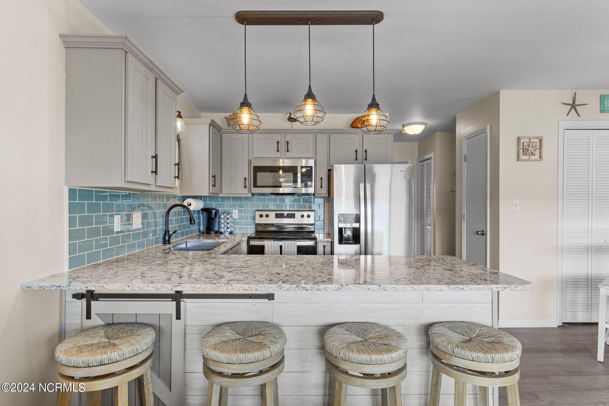 9201 Coast Guard Road, Unit G204 Emerald Isle, NC 28594 - Photo 11 of 40 Kitchen