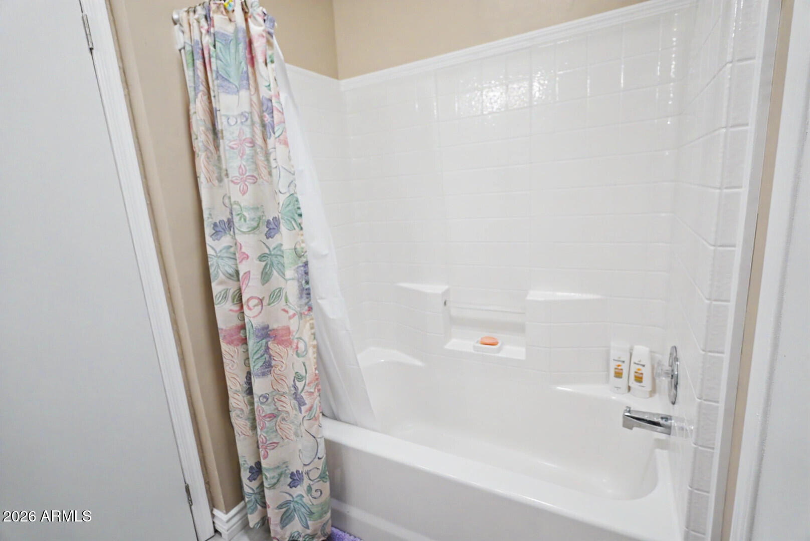 201 South Greenfield Road, Unit 211 Mesa, AZ 85206 - Photo 17 of 29 Guest bath tub