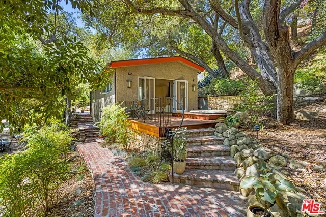 a view of a house with backyard