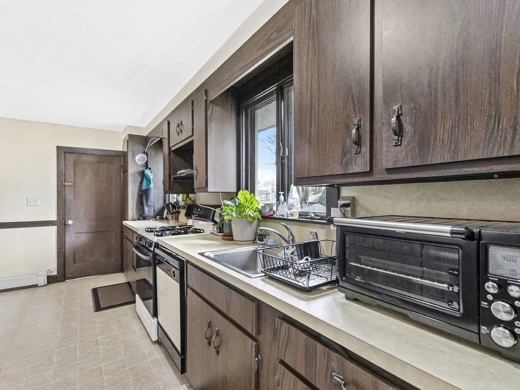8-10 Berkshire Road Waltham, MA 02453 - Photo 9 of 36 Gallery Image 9