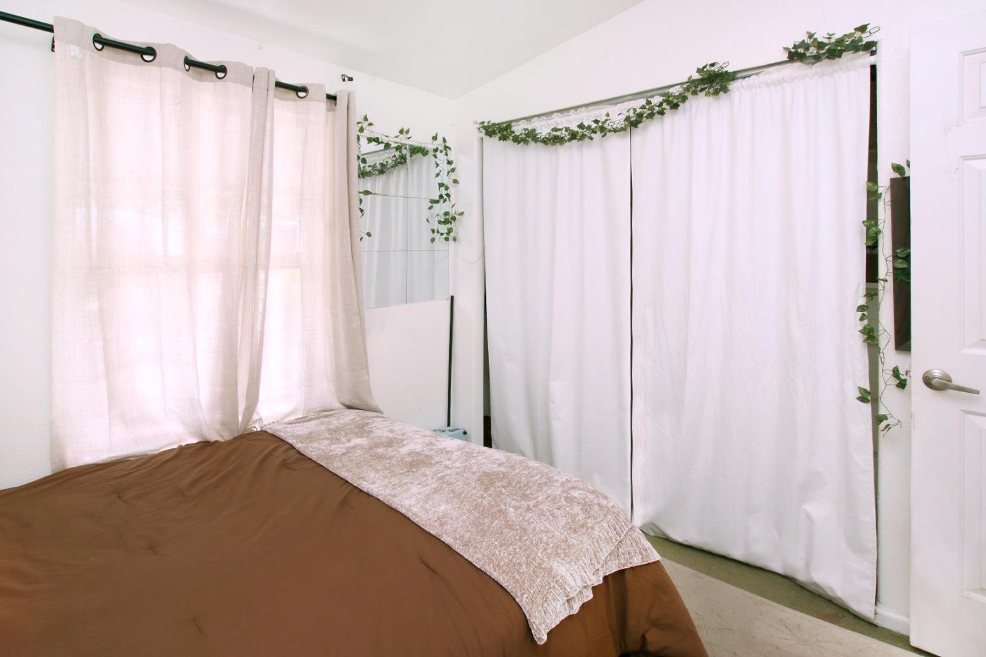 999 Soquel San Jose Road, Unit 81 Soquel, CA 95073 - Photo 11 of 17 a bedroom with a bed and a curtain