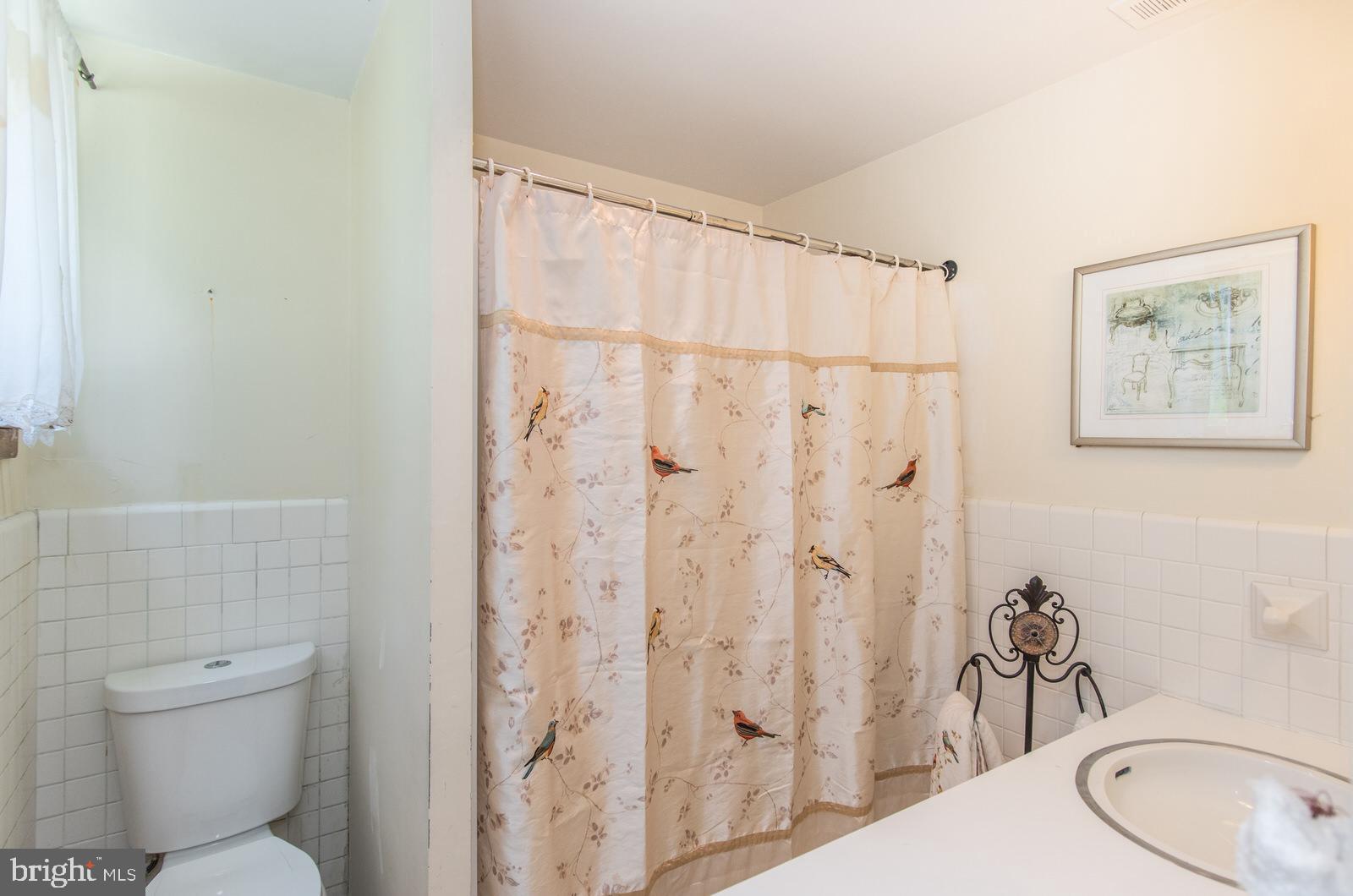 2500 Edge Hill Road Willow Grove, PA 19090 - Photo 35 of 110 Full Bath #1 of 6 in Bedroom 1