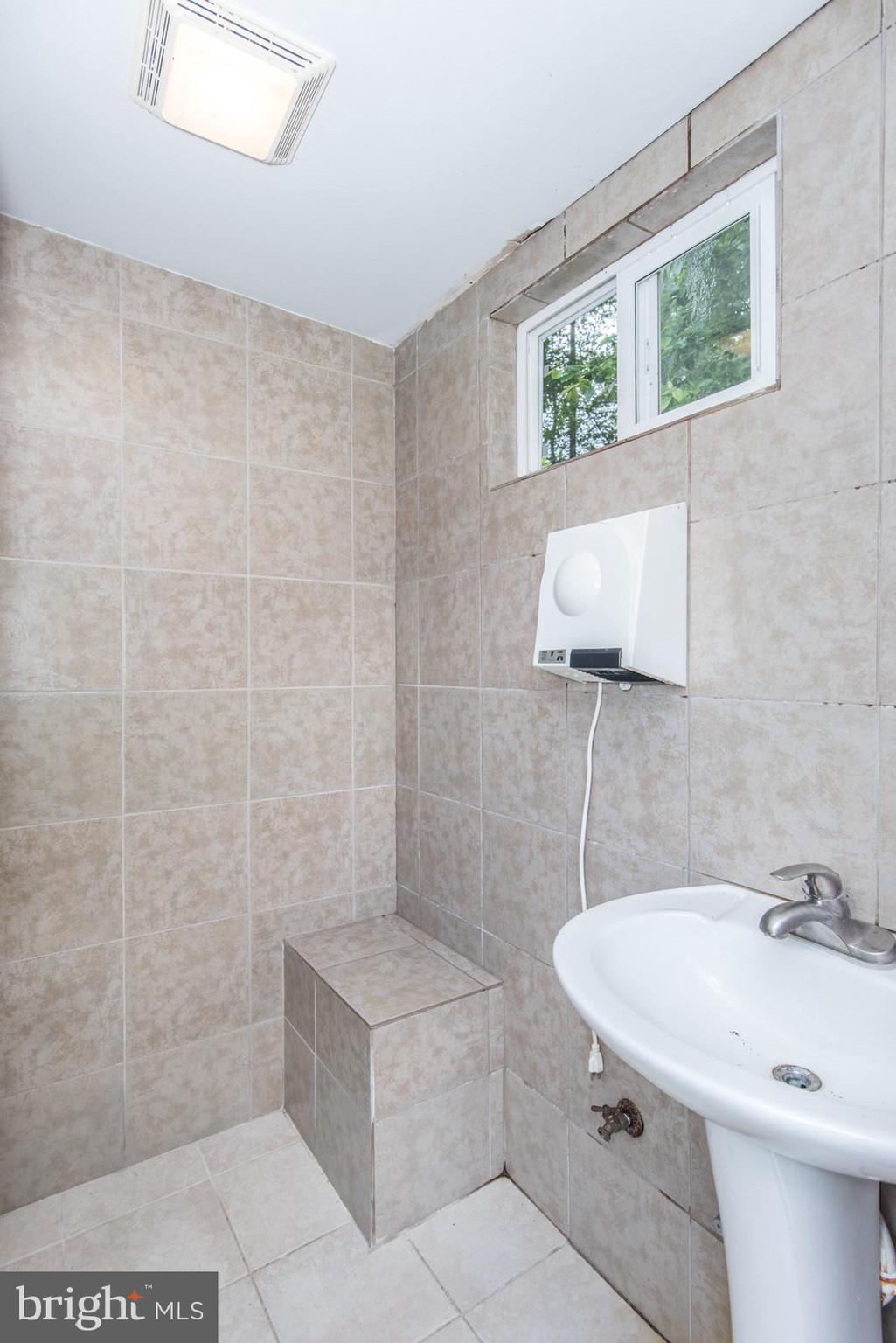 2500 Edge Hill Road Willow Grove, PA 19090 - Photo 90 of 110 1st of 2 Outback Full Baths (full bath #5 of 6)