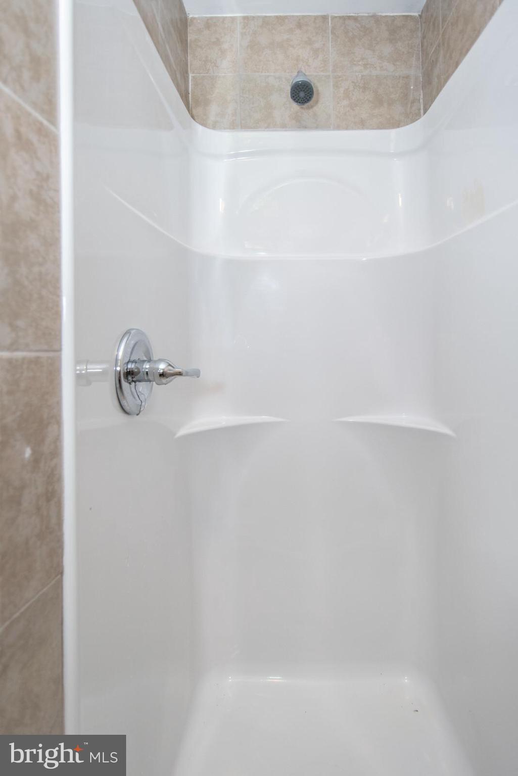 2500 Edge Hill Road Willow Grove, PA 19090 - Photo 92 of 110 1st of 2 Outback Full Baths (full bath #5 of 6)