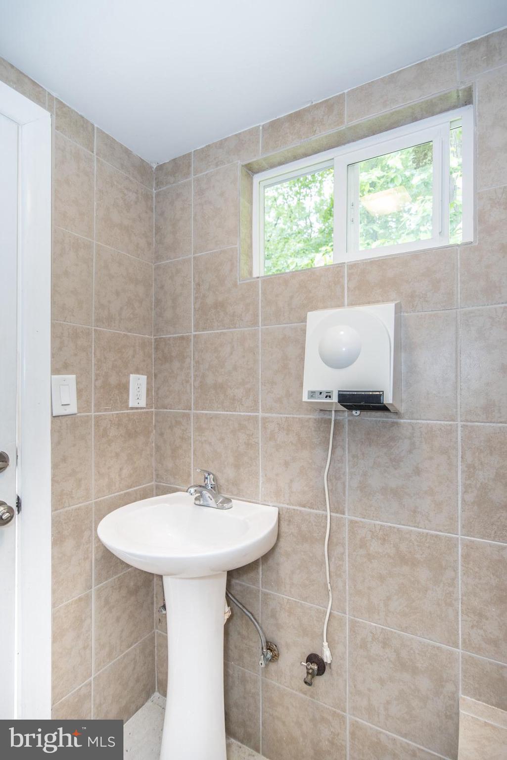 2500 Edge Hill Road Willow Grove, PA 19090 - Photo 95 of 110 2nd of 2 Outback Full Baths (full bath #6 of 6)
