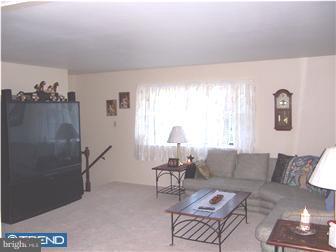 76 Valley Forge Road New Castle, DE 19720 - Photo 2 of 8 Living Room