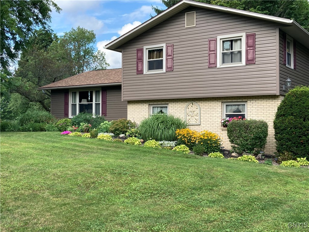 629 Deerfield Drive Oneida, NY 13421 - Photo 4 of 46 Tons of perennials!