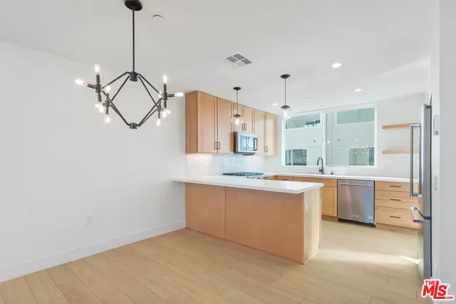 $870,000 | 11220 Victory Boulevard, North Hollywood, CA 91606