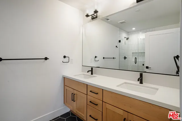 $870,000 | 11220 Victory Boulevard, North Hollywood, CA 91606