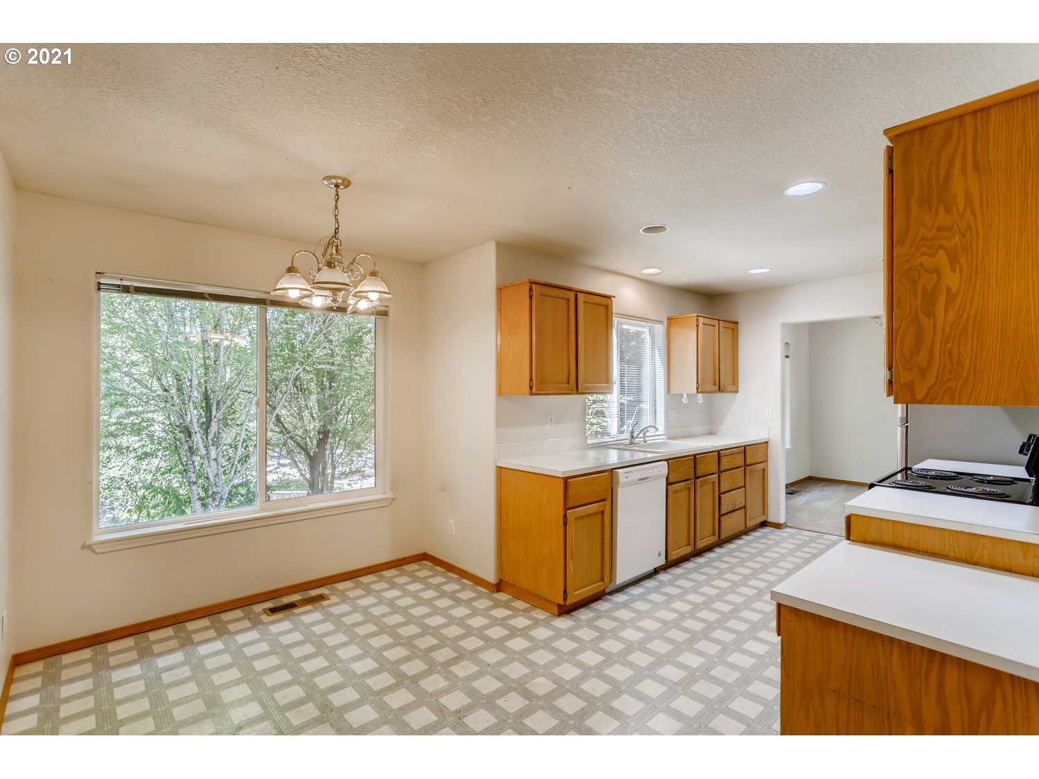 12977 Southwest Mayview Way Portland, OR 97223 - Photo 11 of 30 Gallery Image 11