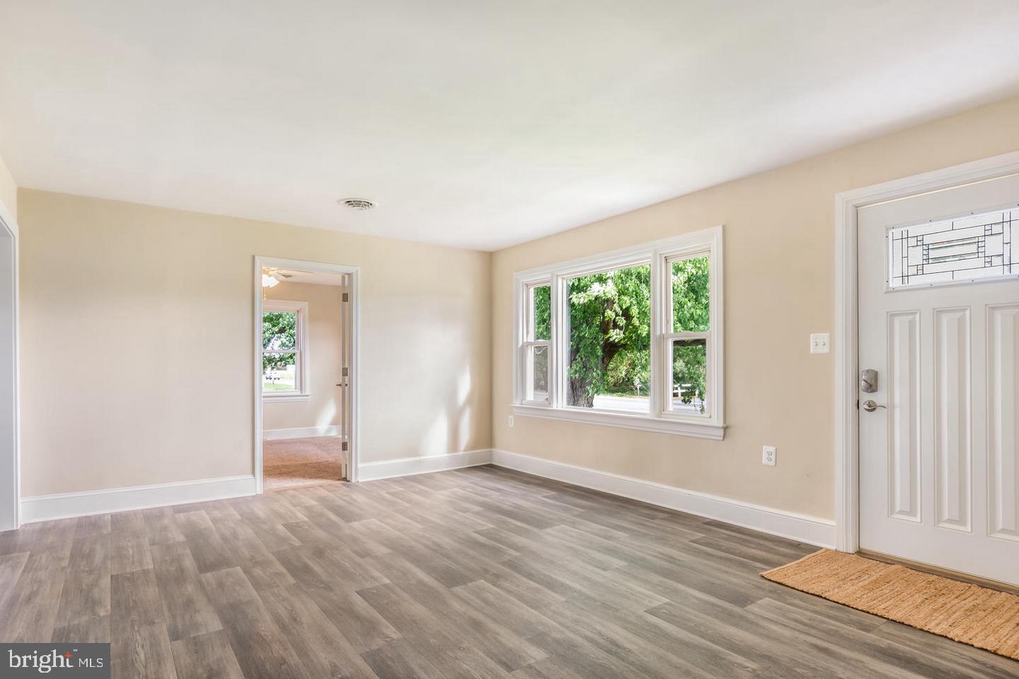 301 6th Street Ridgely, MD 21660 - Photo 4 of 18 Living room