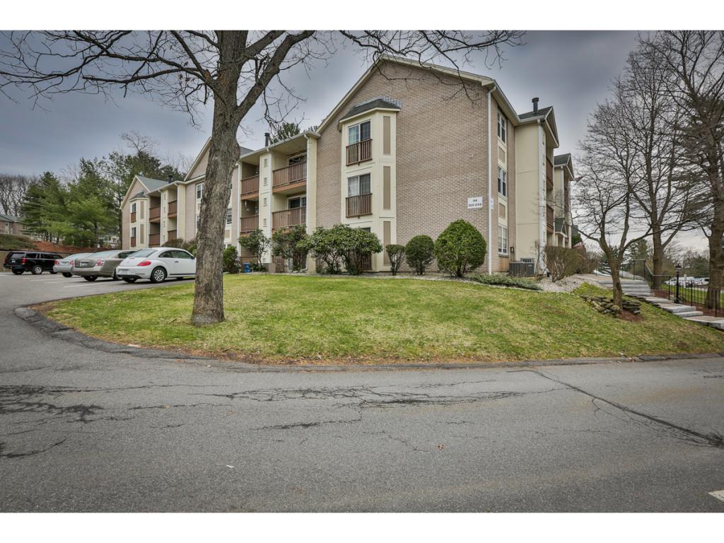 216 Cannongate III Road, Unit 216 Nashua, NH 03063 - Photo 3 of 19 Gallery Image 3
