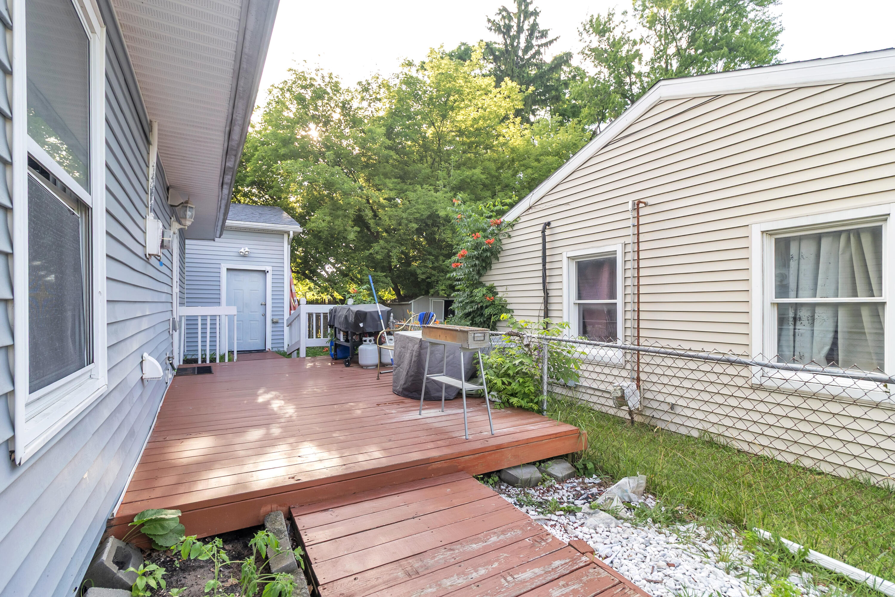 500 West Jolly Road Lansing, MI 48910 - Photo 19 of 24 Side Deck