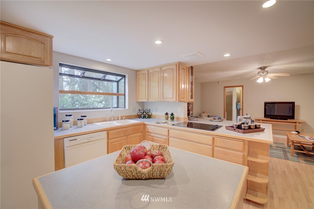 22091 Vine Road Brier, WA 98036 - Photo 8 of 25 Gallery Image 8