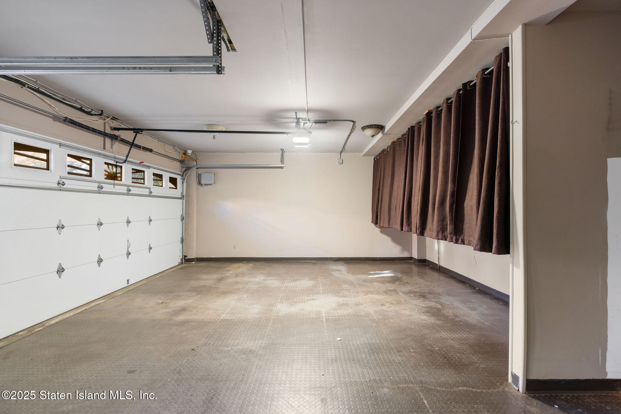 51 Romer Road Staten Island, NY 10304 - Photo 58 of 94 a view of a garage