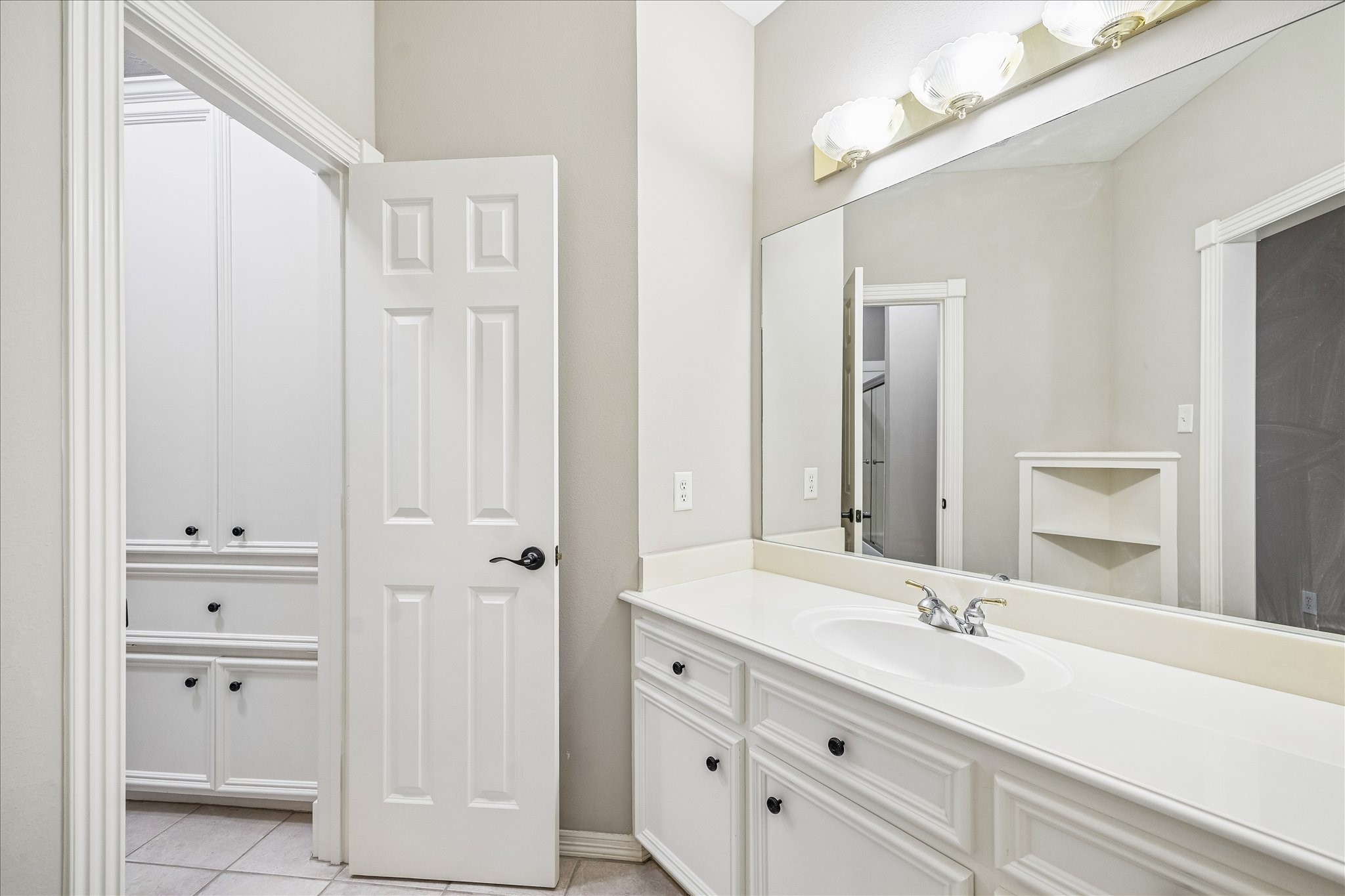 16407 Emilia Court Spring, TX 77379 - Photo 24 of 35 Jack and Jill bath that serves secondary bedroom 1 and 2.
