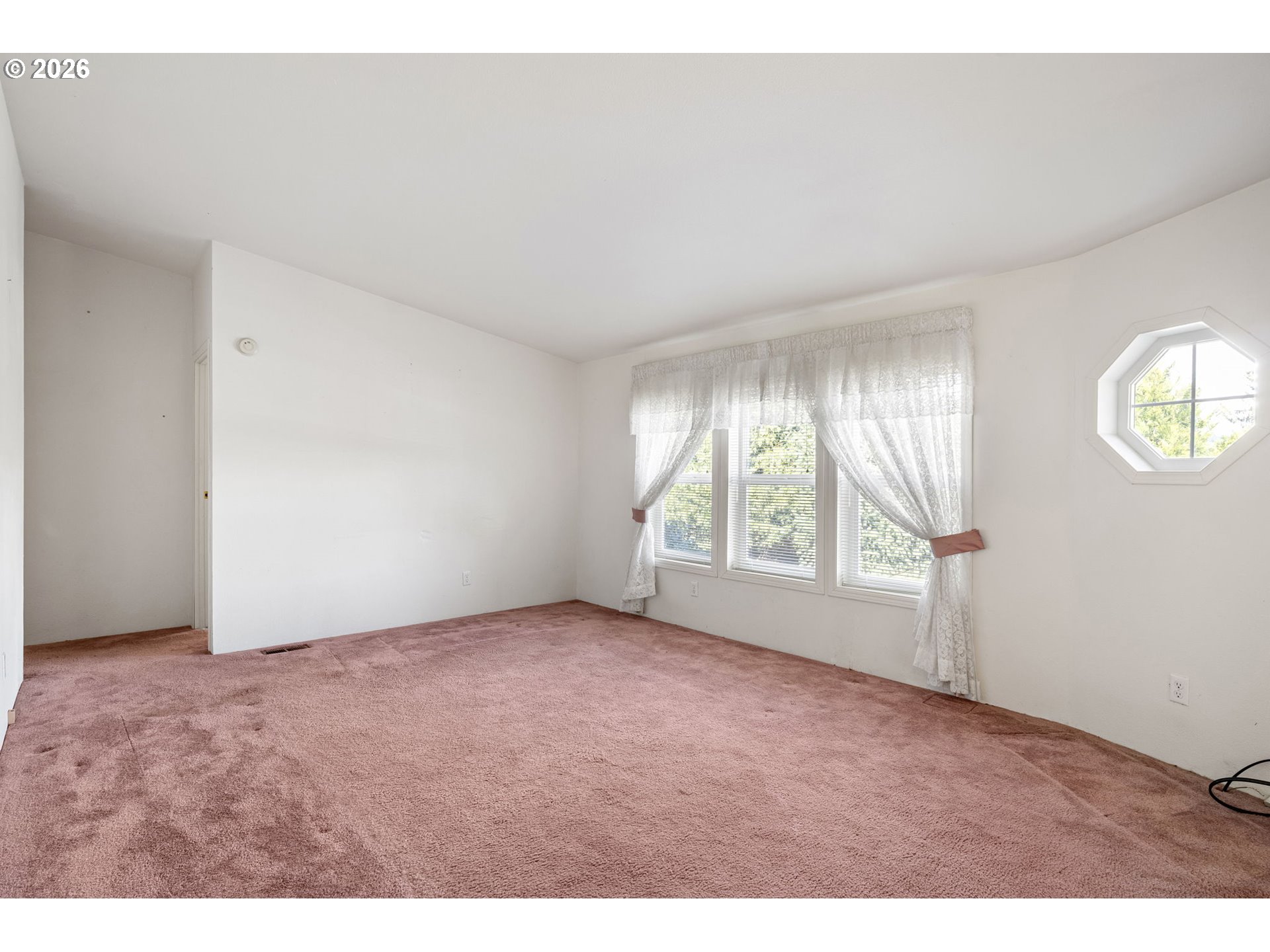 500 Elm Street Yoncalla, OR 97499 - Photo 34 of 48 an empty room with windows