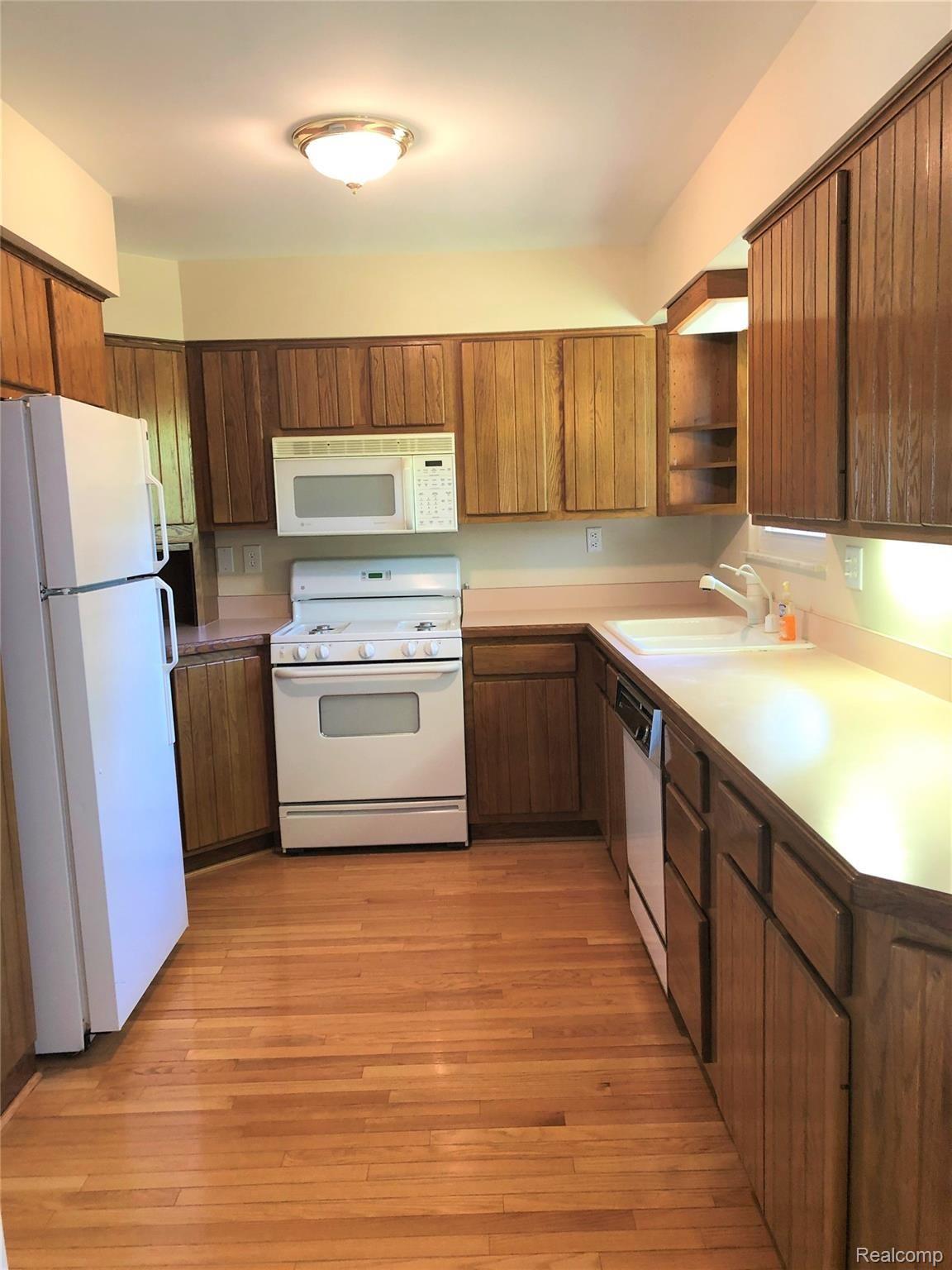 1207 Reid Road Flint, MI 48507 - Photo 18 of 42 9 Kitchen.jpg