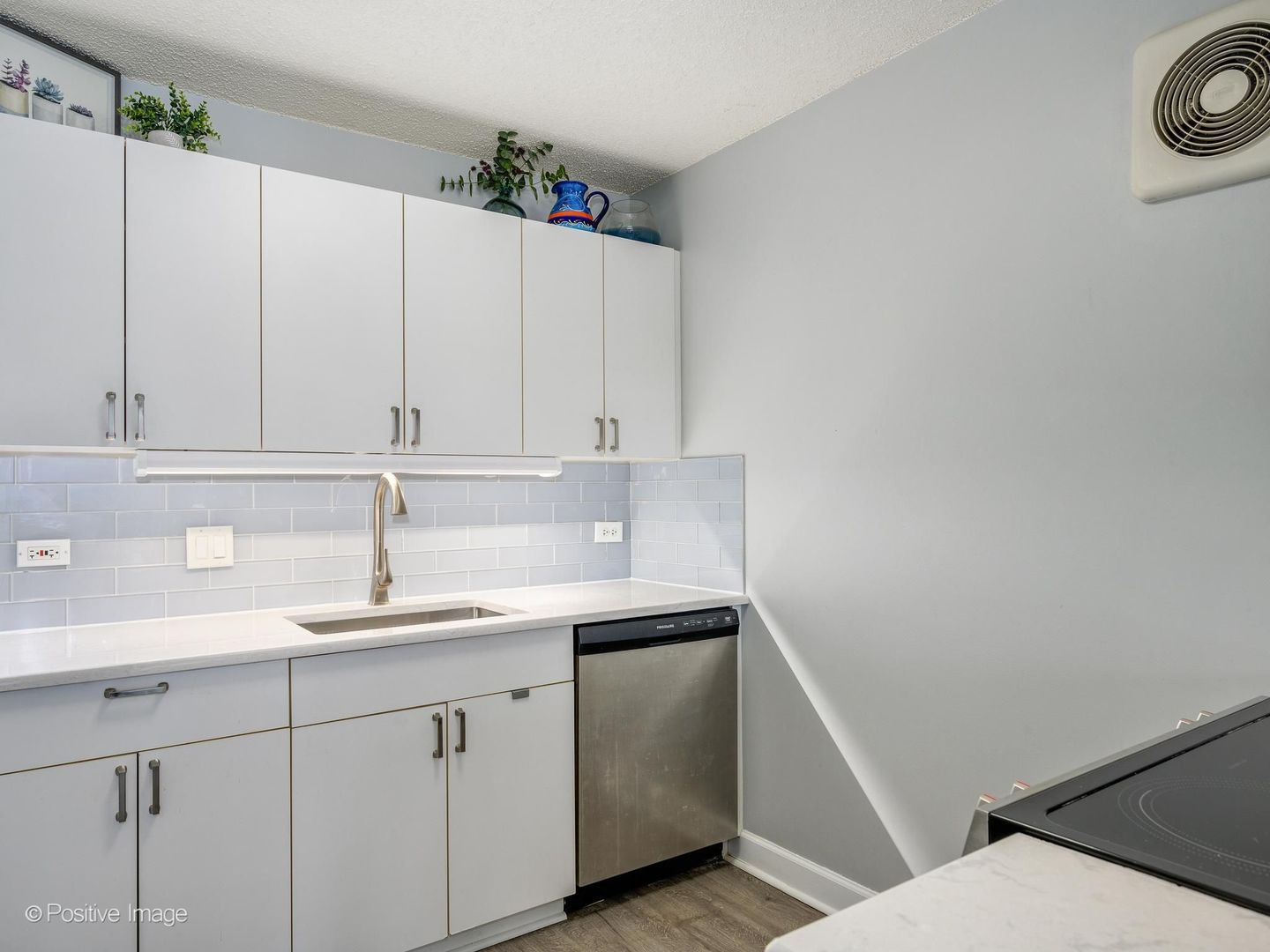 2555 Gross Point Road, Unit 202 Evanston, IL 60201 - Photo 7 of 17
