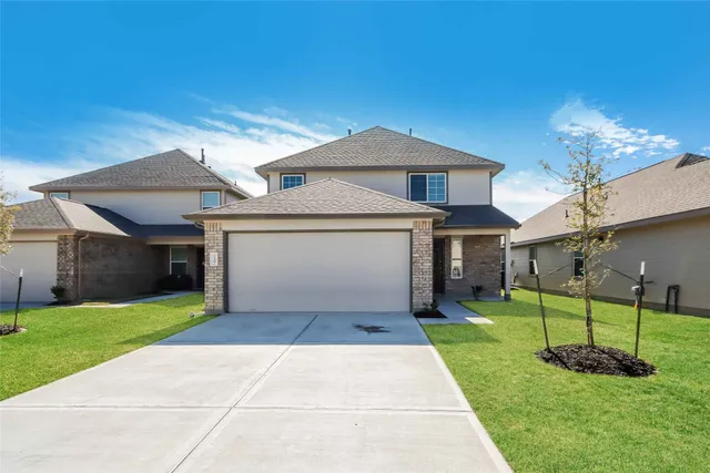 a view of a yard in front of house
