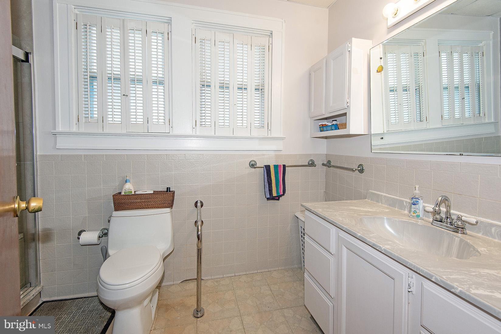 8597 Bay Road Pasadena, MD 21122 - Photo 23 of 67 Owner's bath